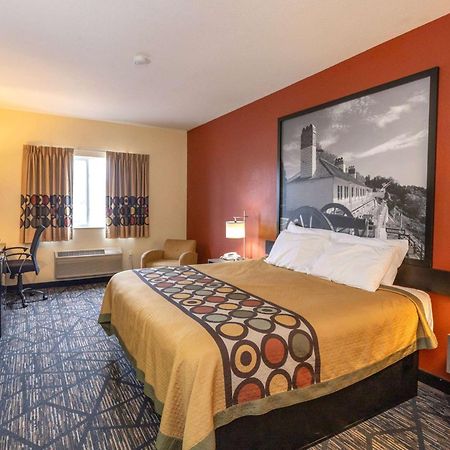 Super 8 By Wyndham Big Rapids Motel Екстериор снимка