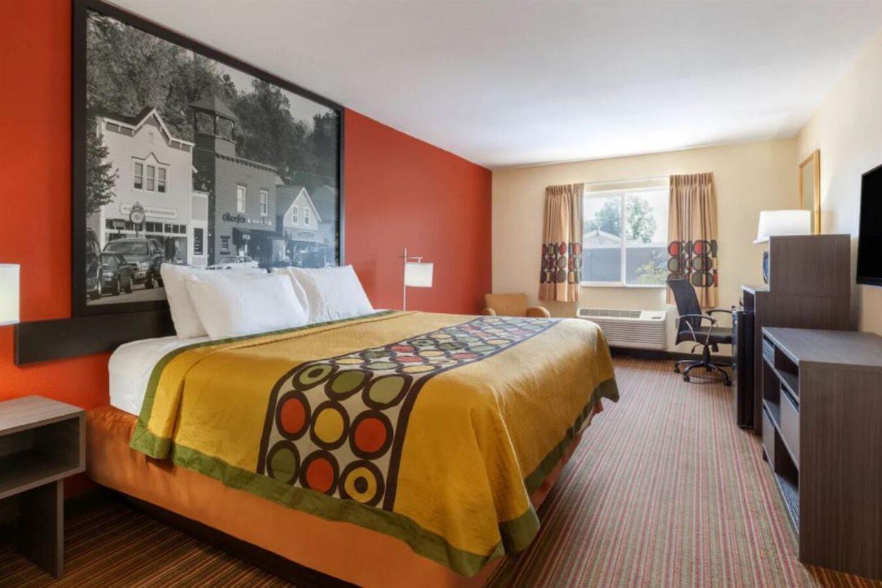 Super 8 By Wyndham Big Rapids Motel Екстериор снимка