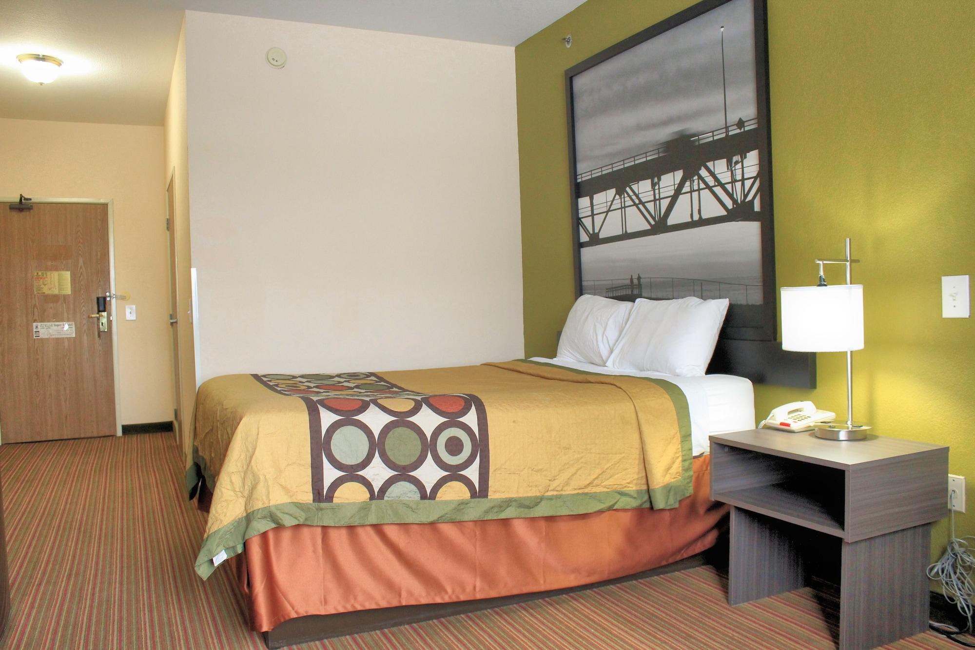 Super 8 By Wyndham Big Rapids Motel Екстериор снимка