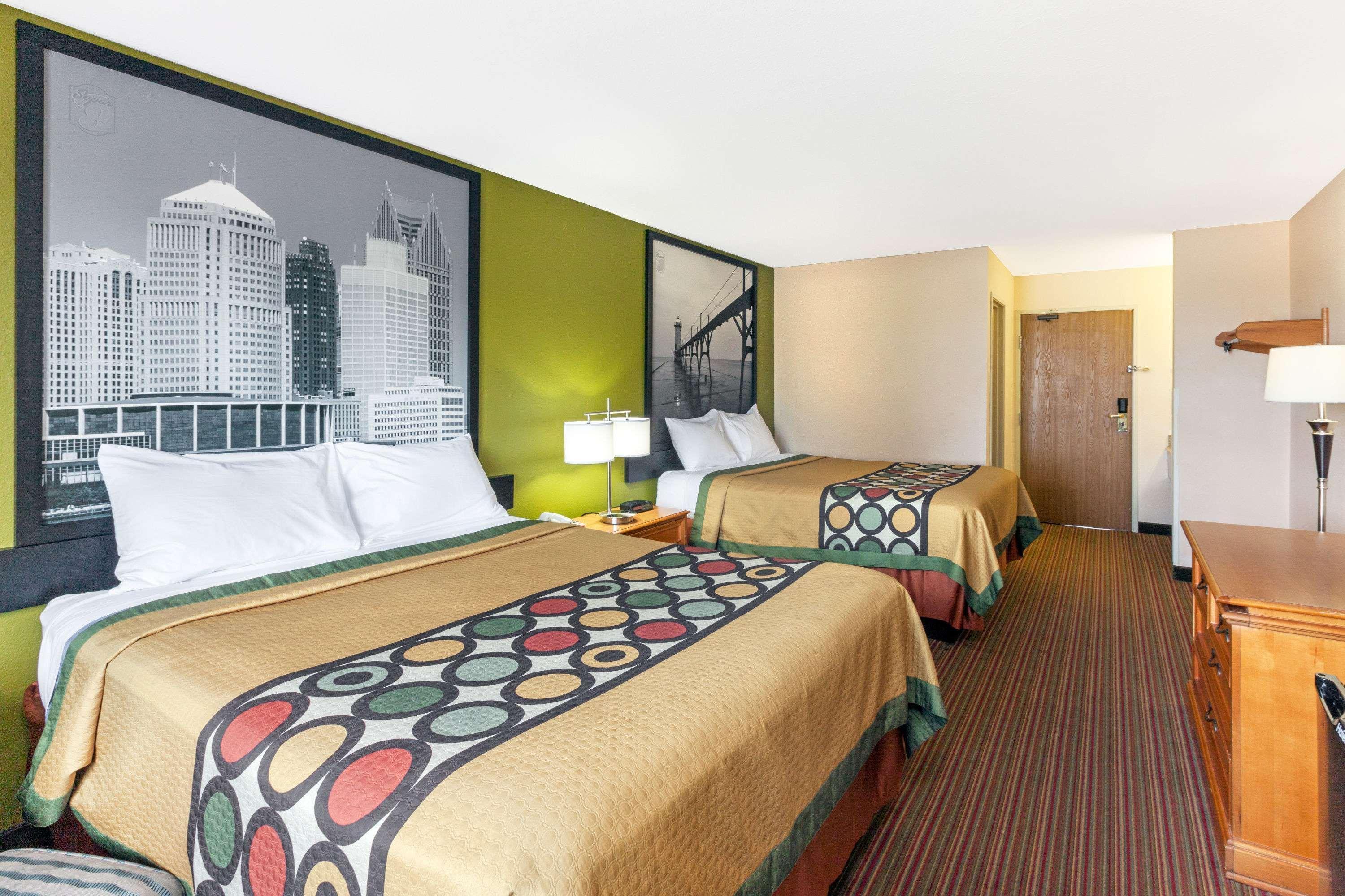 Super 8 By Wyndham Big Rapids Motel Екстериор снимка