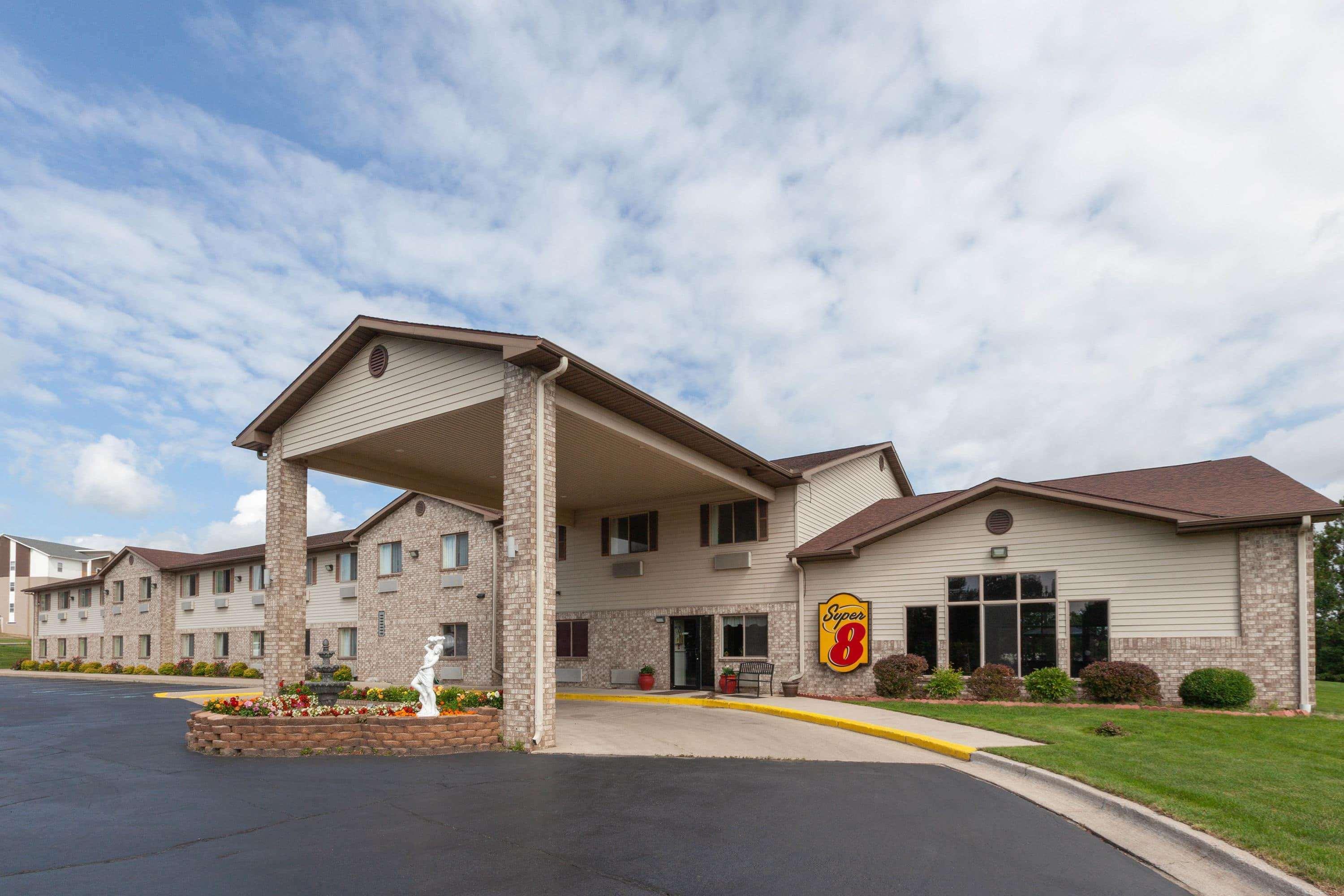 Super 8 By Wyndham Big Rapids Motel Екстериор снимка