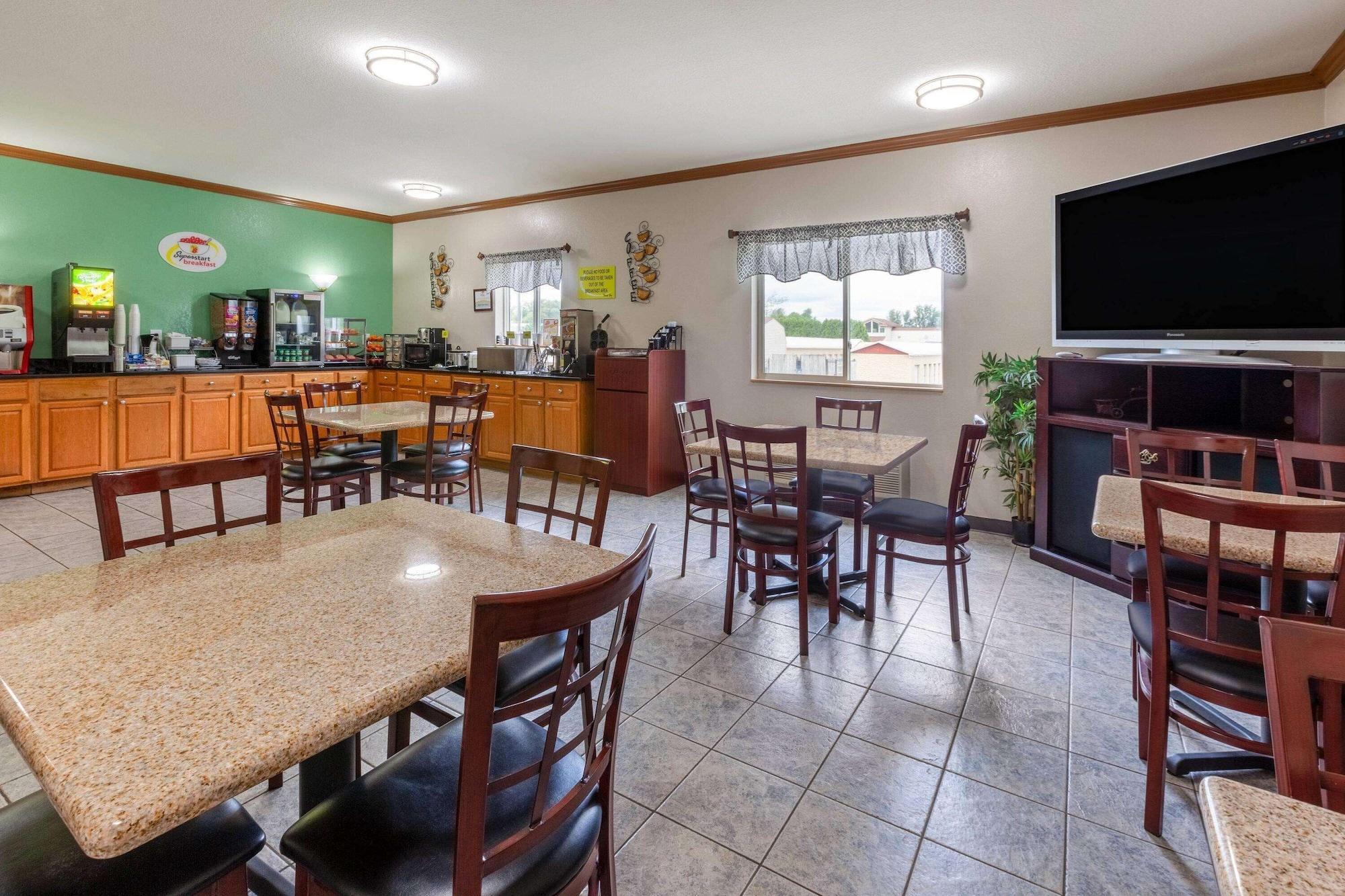 Super 8 By Wyndham Big Rapids Motel Екстериор снимка