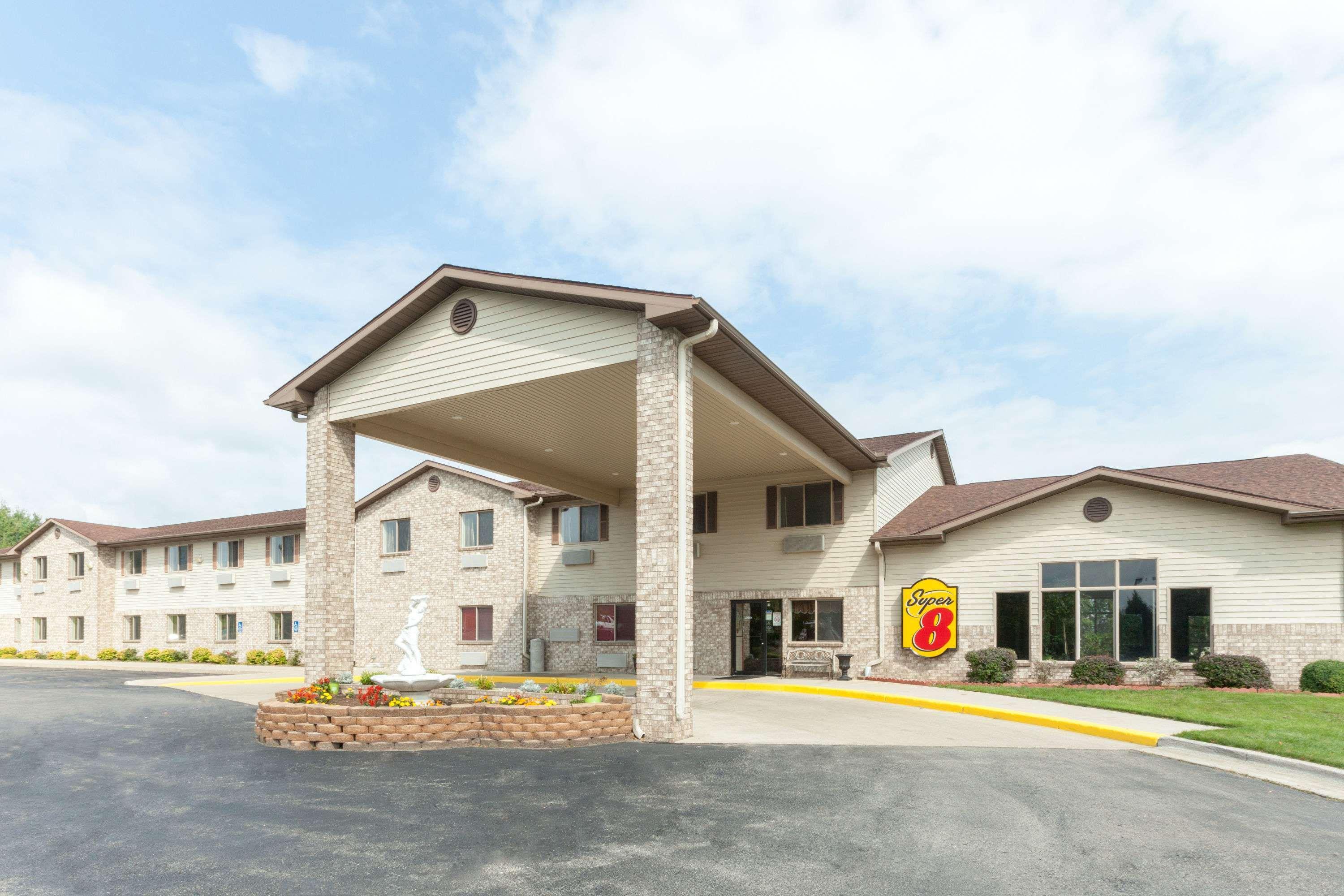 Super 8 By Wyndham Big Rapids Motel Екстериор снимка