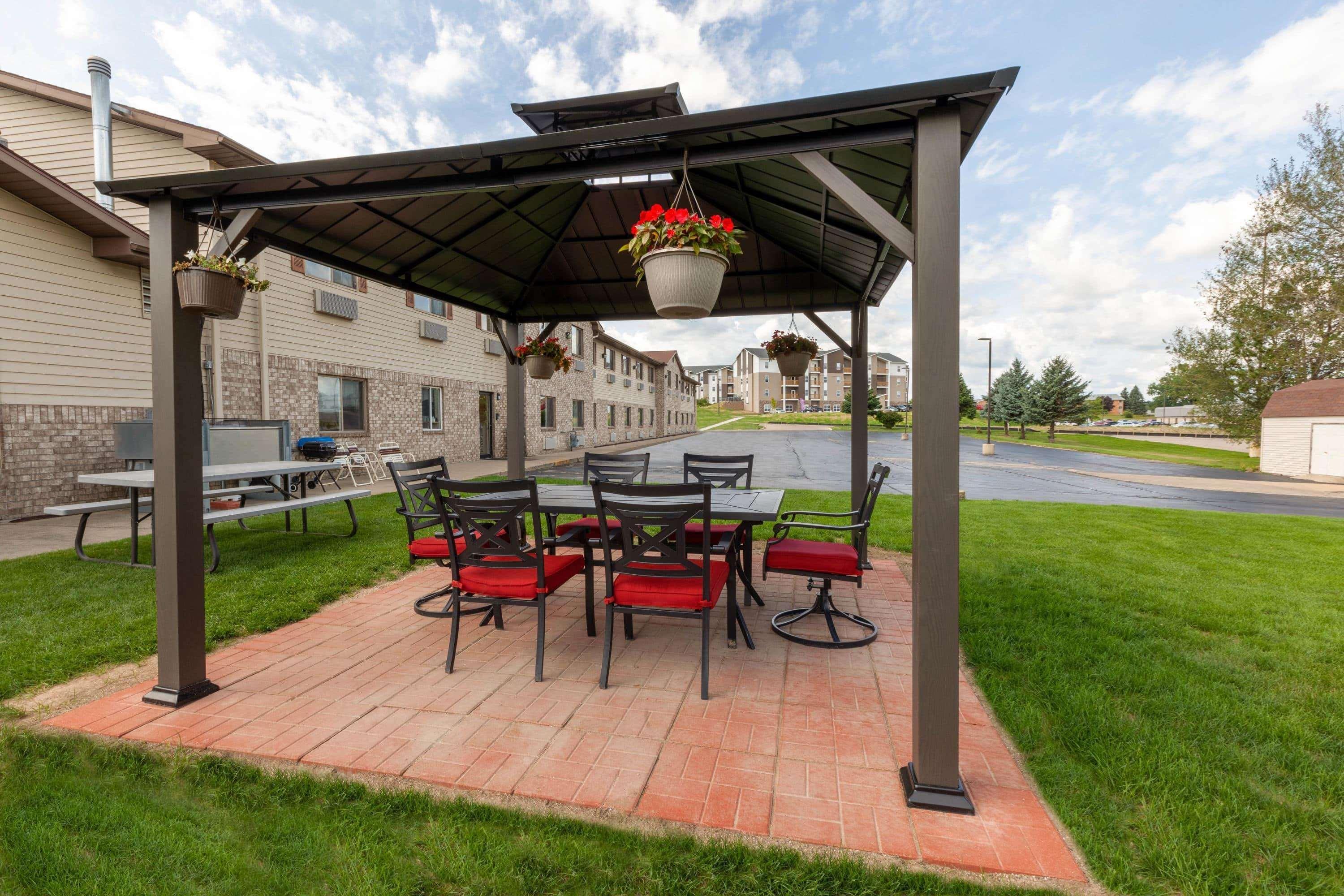 Super 8 By Wyndham Big Rapids Motel Екстериор снимка