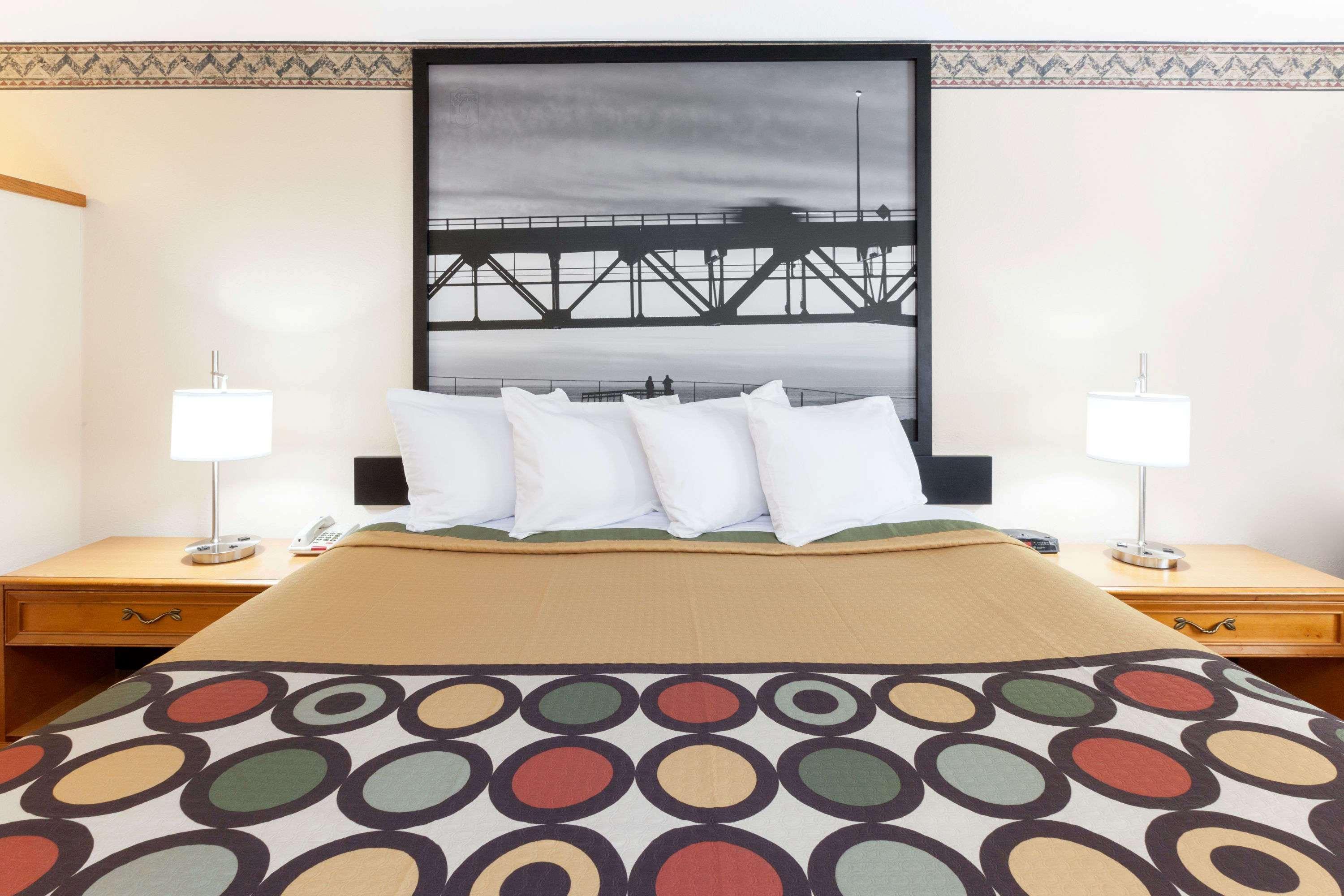 Super 8 By Wyndham Big Rapids Motel Екстериор снимка