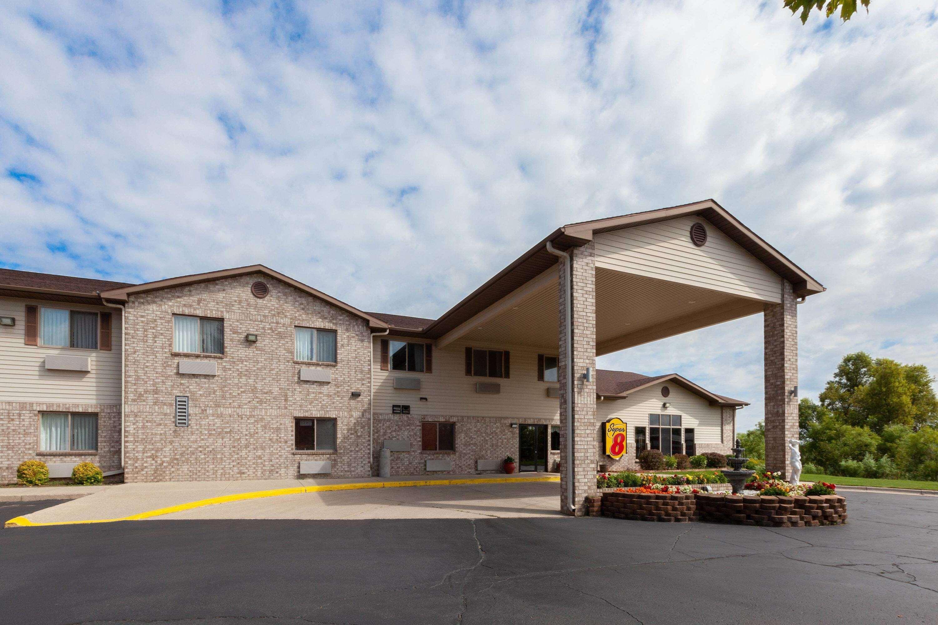 Super 8 By Wyndham Big Rapids Motel Екстериор снимка