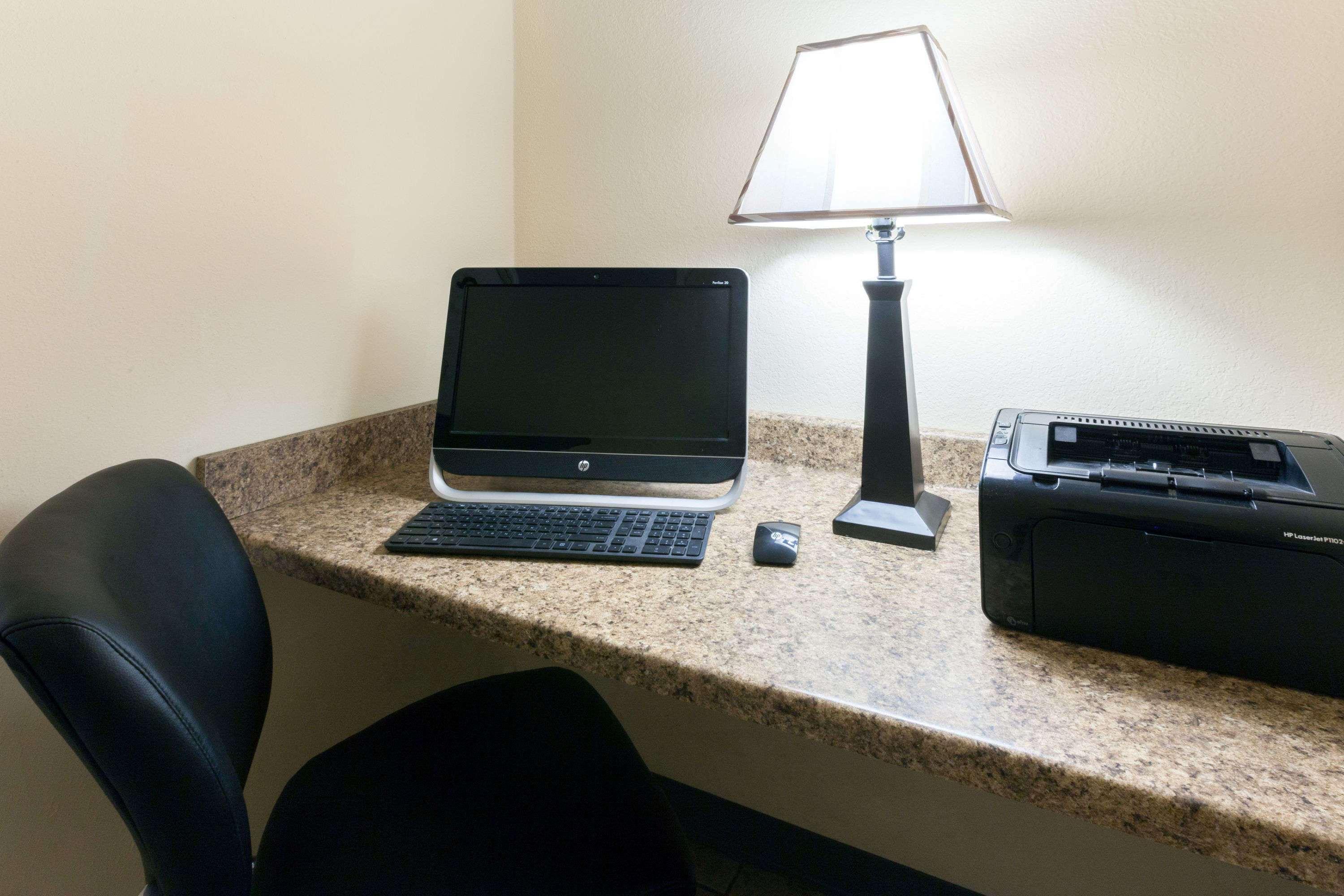 Super 8 By Wyndham Big Rapids Motel Екстериор снимка