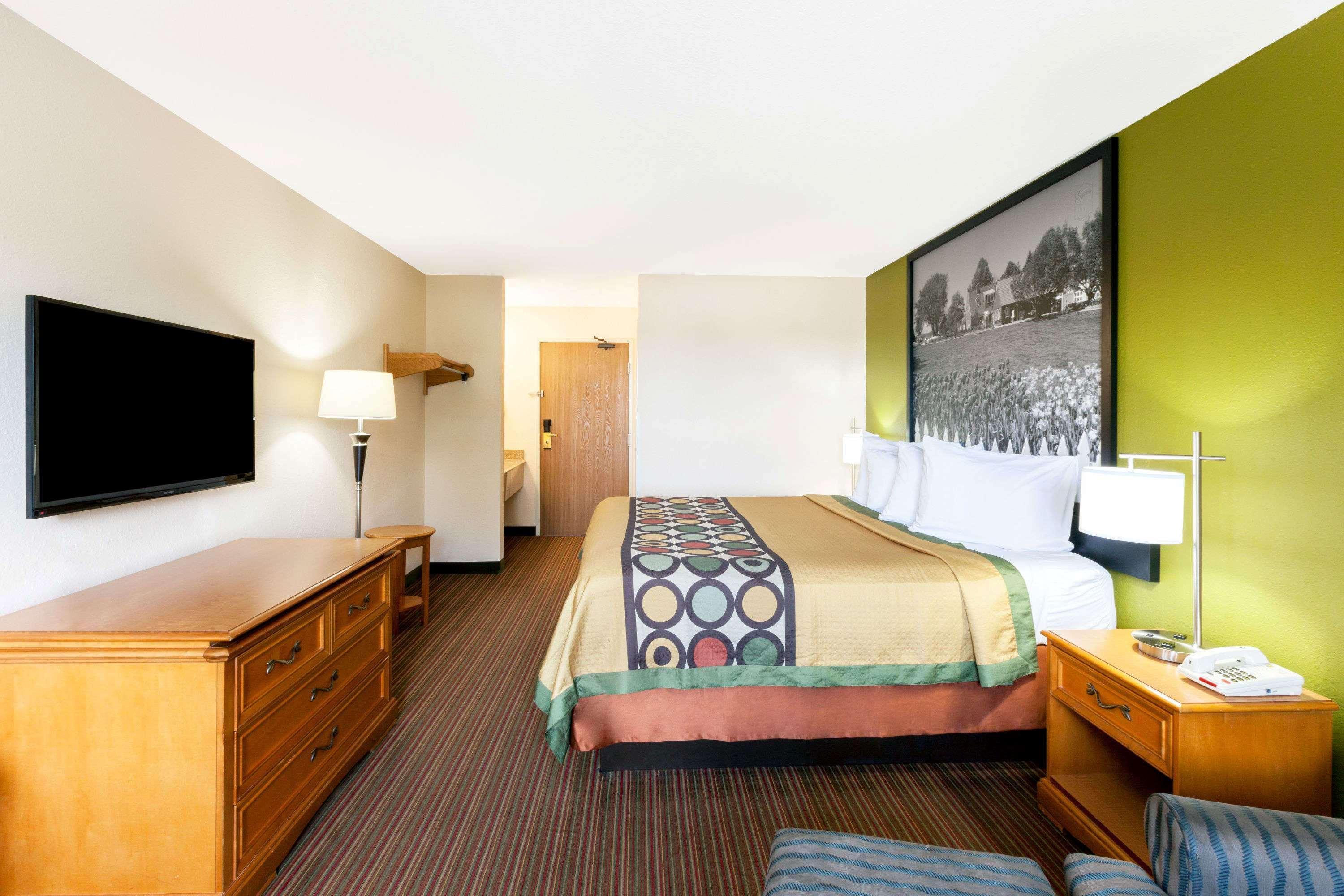Super 8 By Wyndham Big Rapids Motel Екстериор снимка