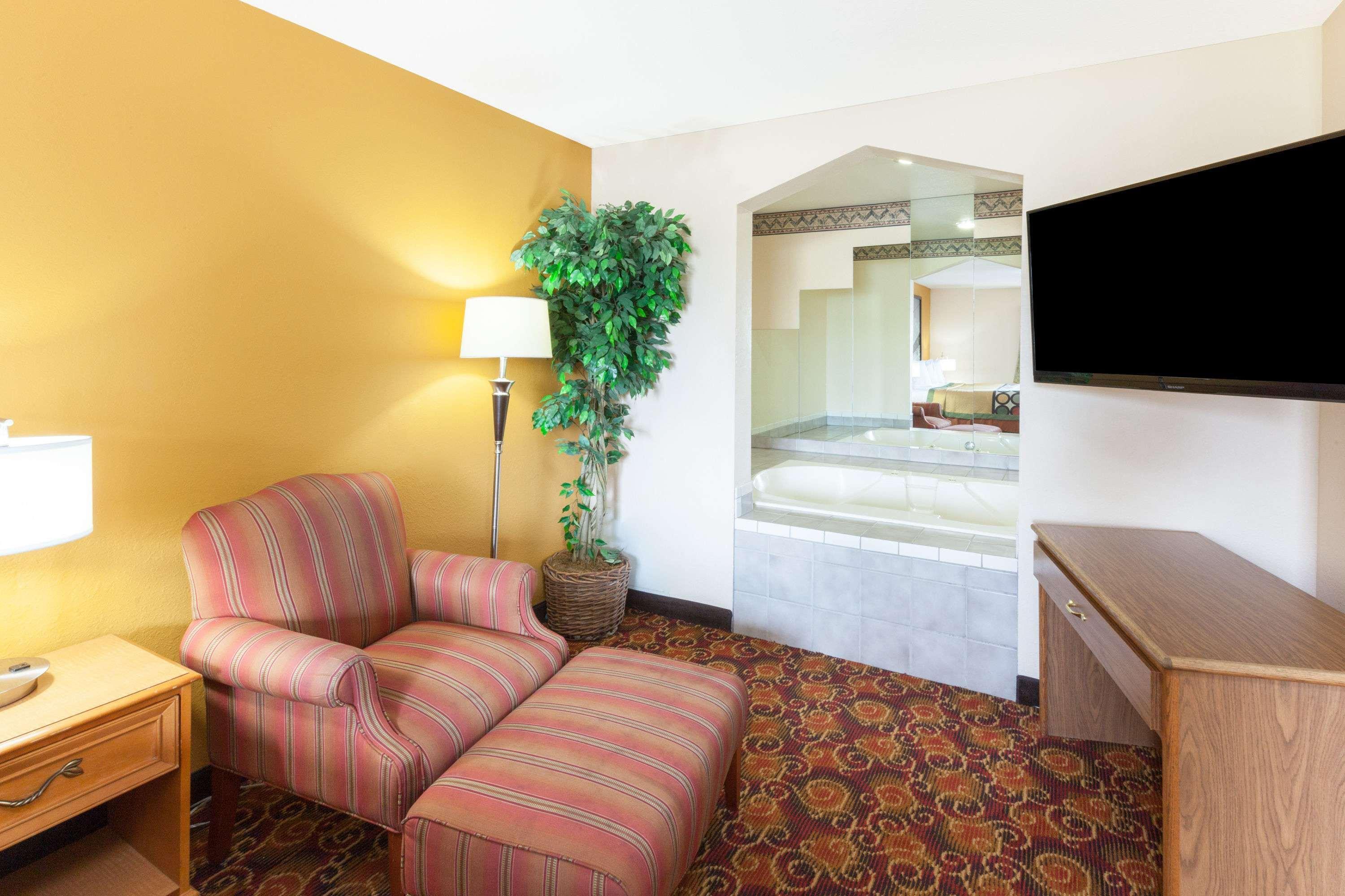 Super 8 By Wyndham Big Rapids Motel Екстериор снимка