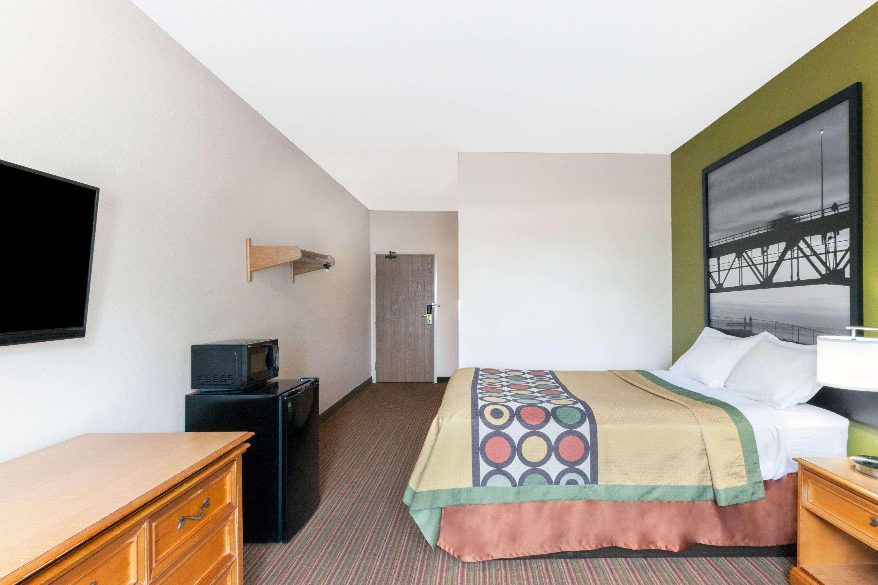 Super 8 By Wyndham Big Rapids Motel Екстериор снимка