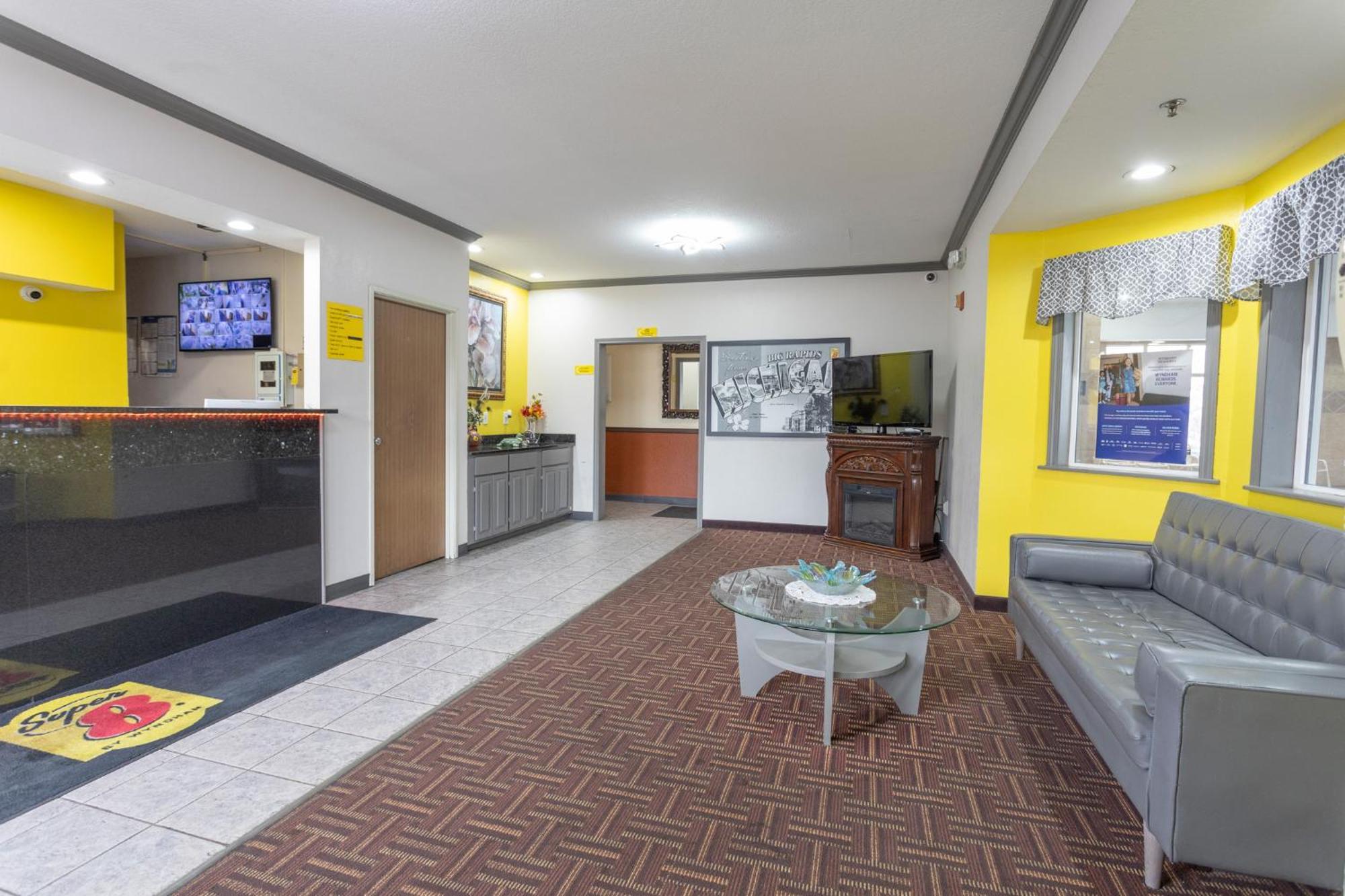 Super 8 By Wyndham Big Rapids Motel Екстериор снимка