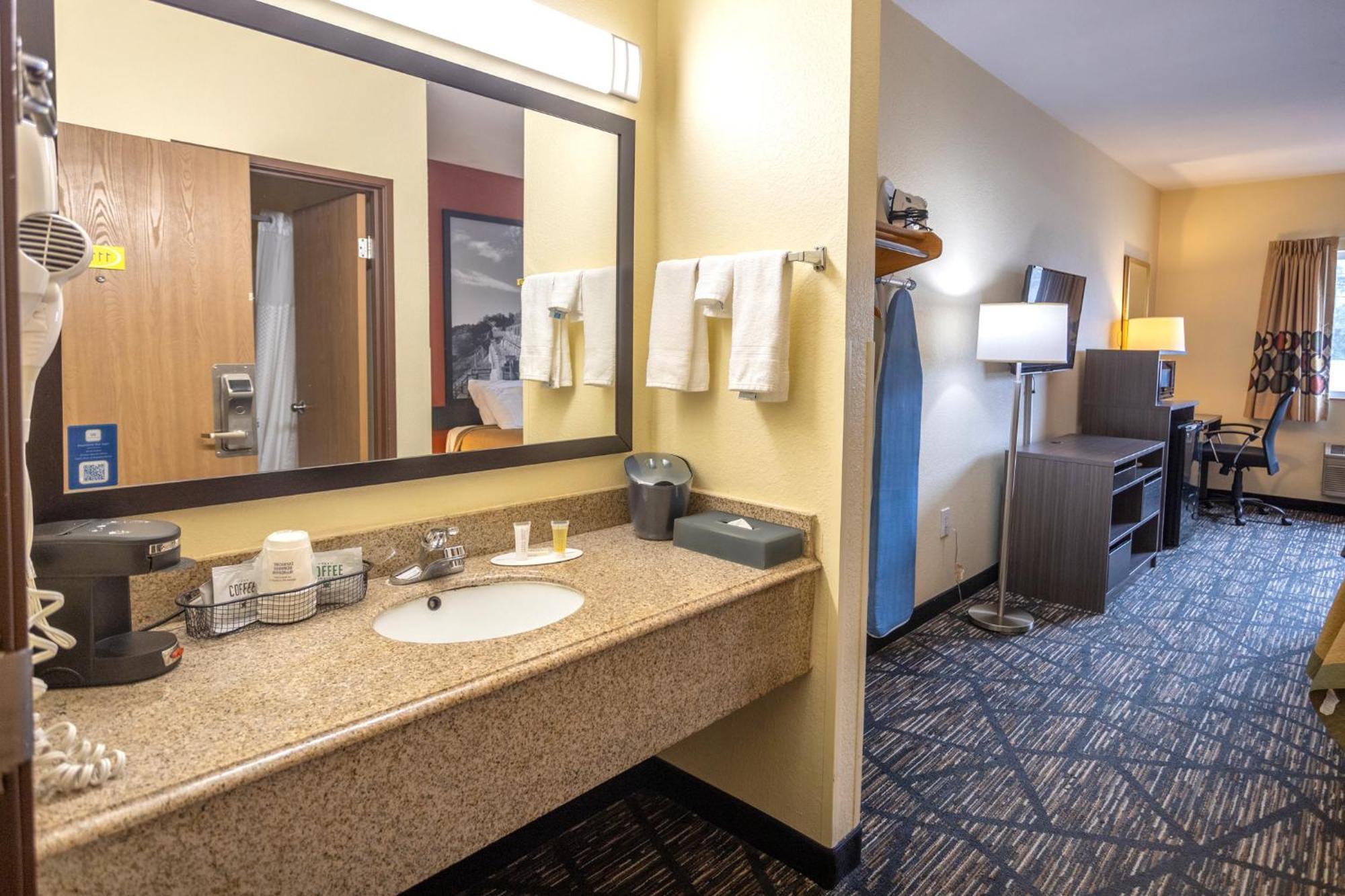 Super 8 By Wyndham Big Rapids Motel Екстериор снимка