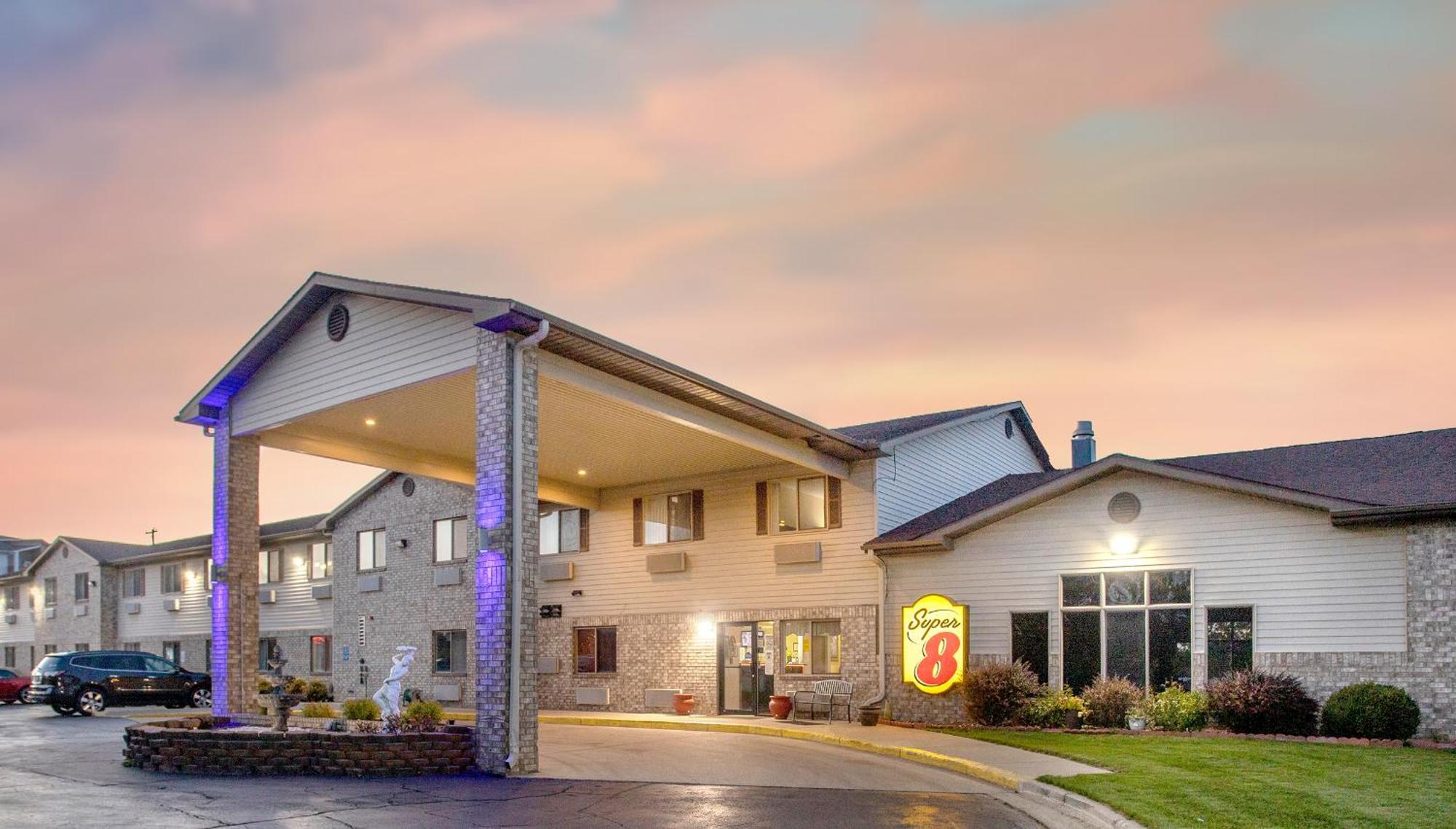 Super 8 By Wyndham Big Rapids Motel Екстериор снимка