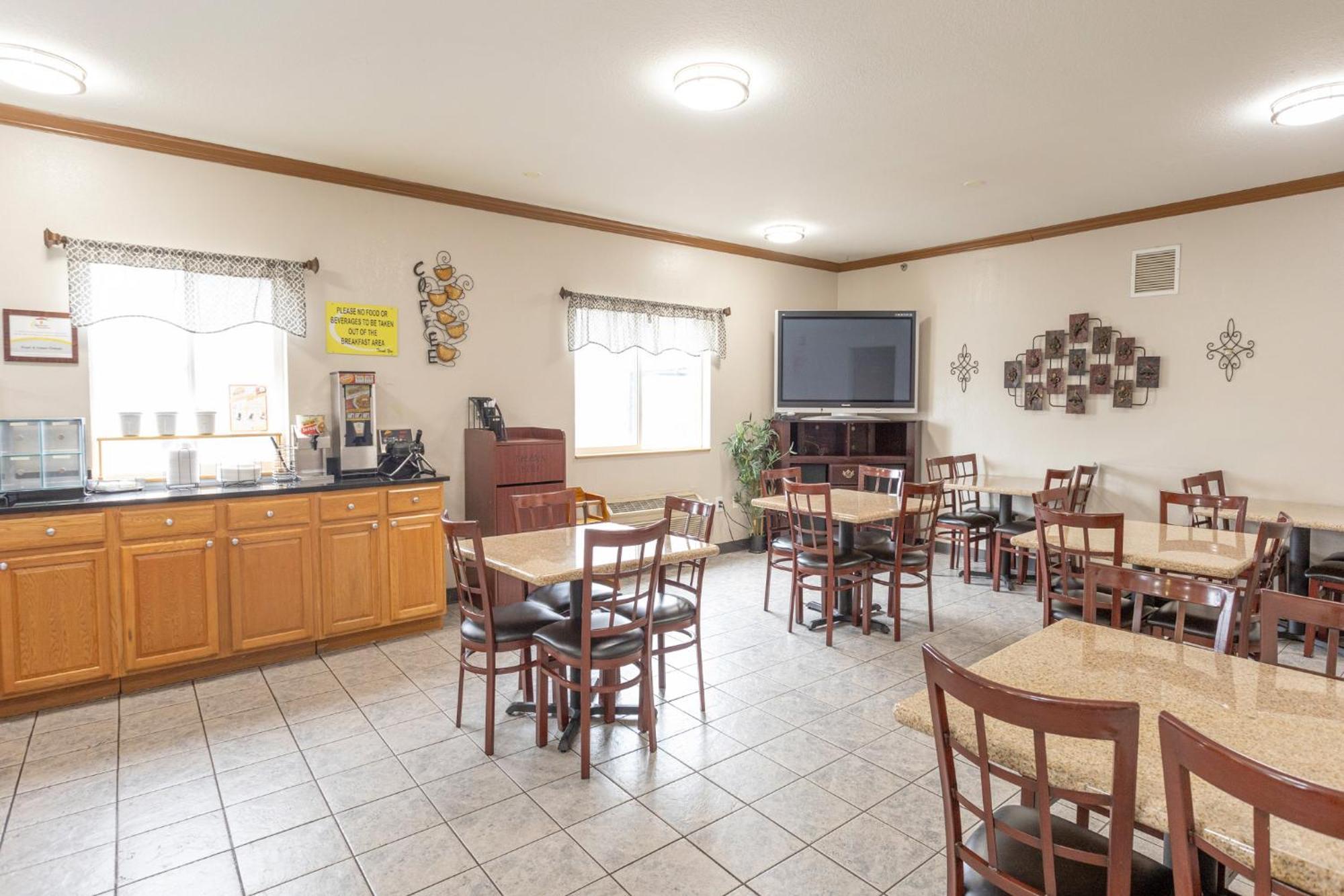 Super 8 By Wyndham Big Rapids Motel Екстериор снимка