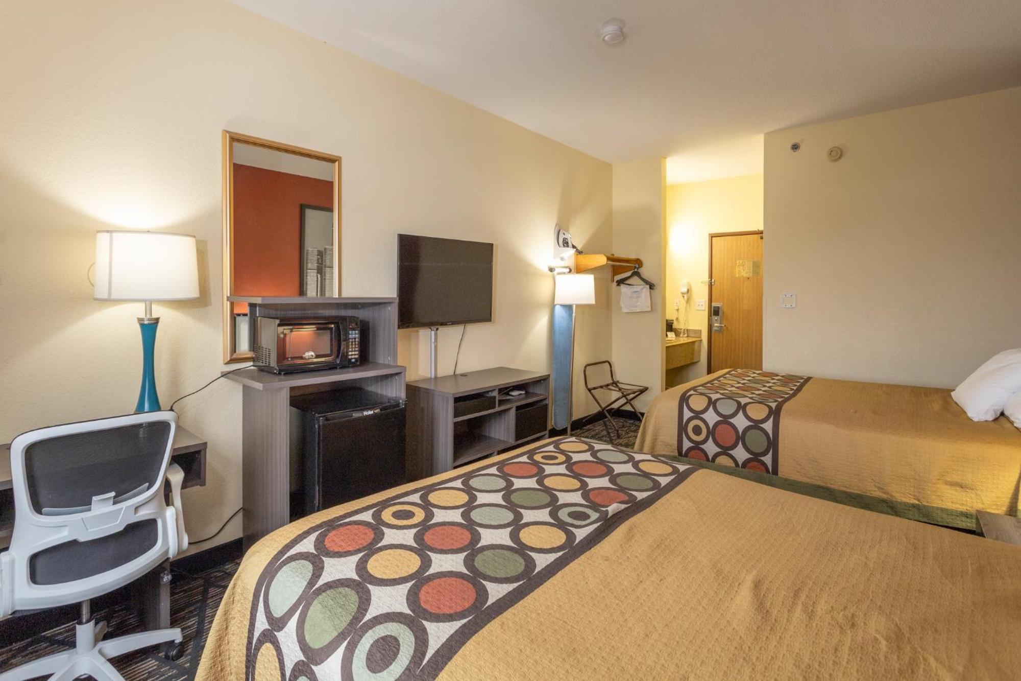 Super 8 By Wyndham Big Rapids Motel Екстериор снимка