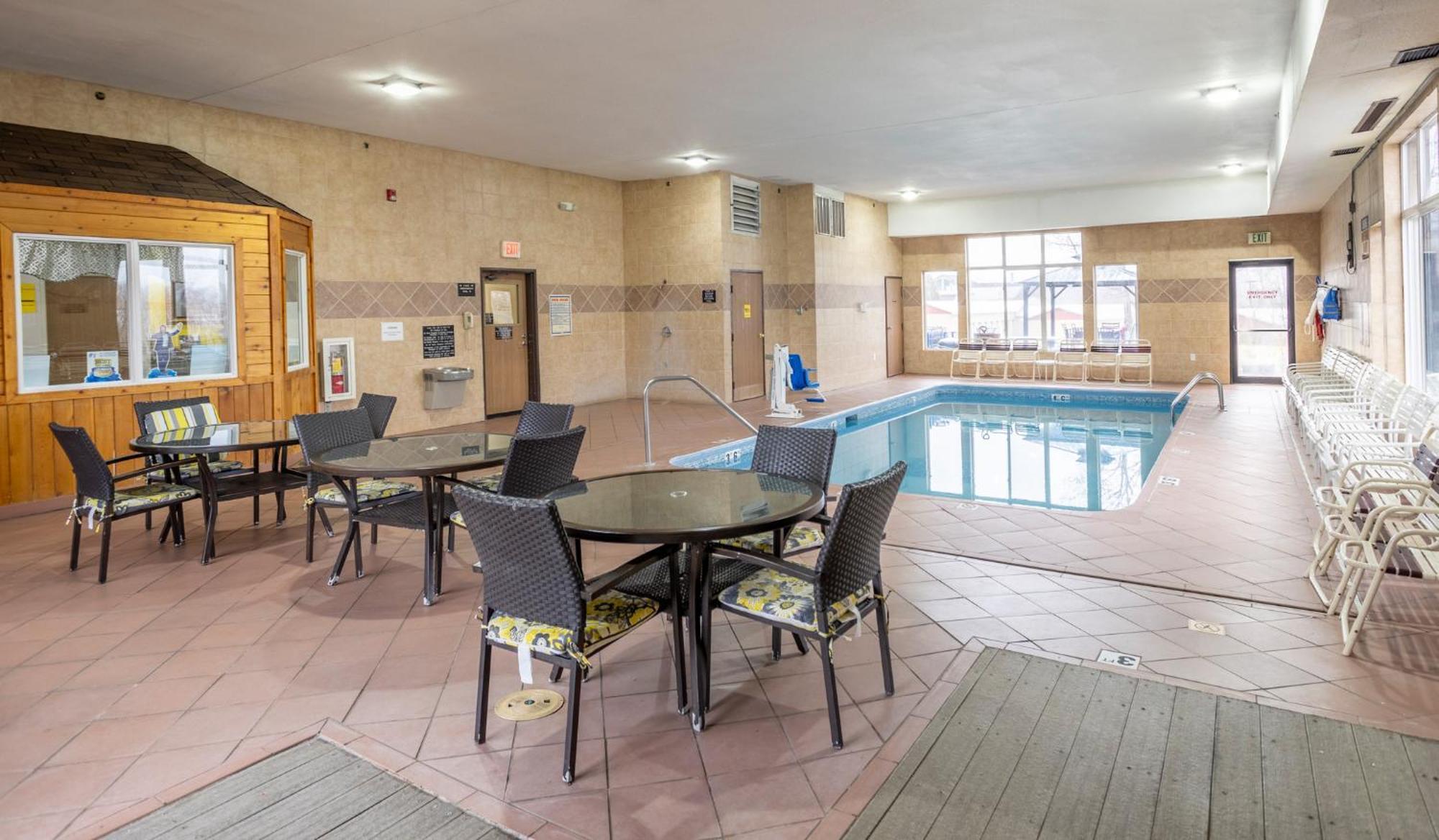 Super 8 By Wyndham Big Rapids Motel Екстериор снимка