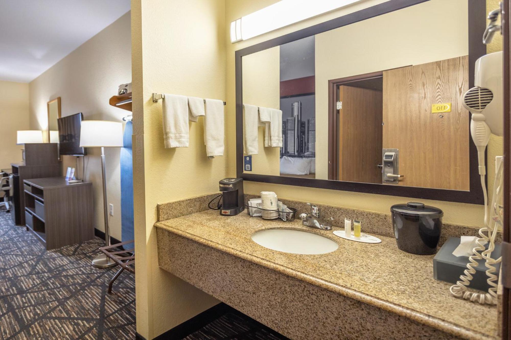 Super 8 By Wyndham Big Rapids Motel Екстериор снимка