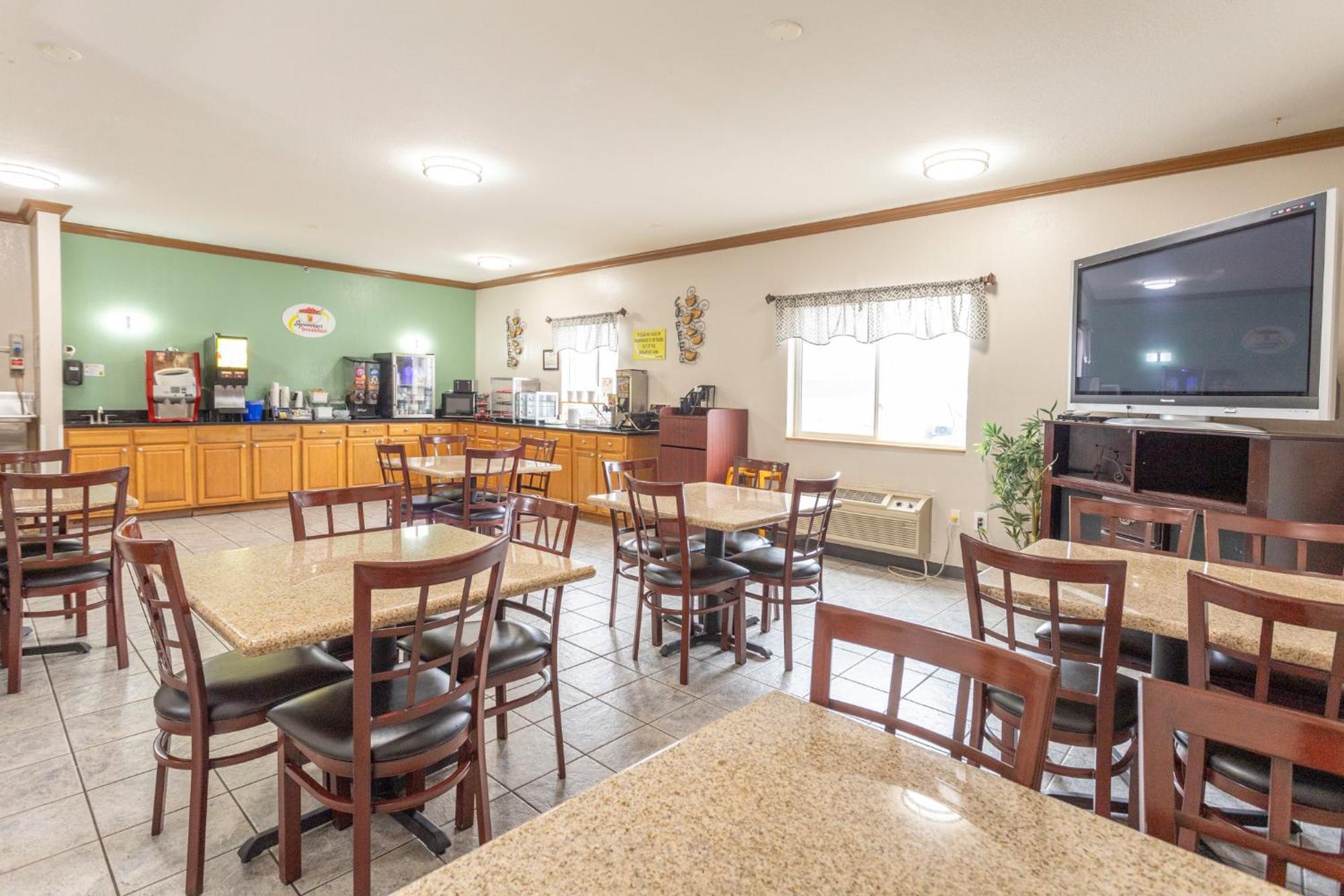 Super 8 By Wyndham Big Rapids Motel Екстериор снимка