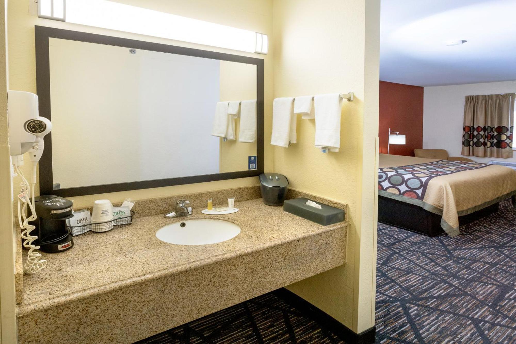 Super 8 By Wyndham Big Rapids Motel Екстериор снимка