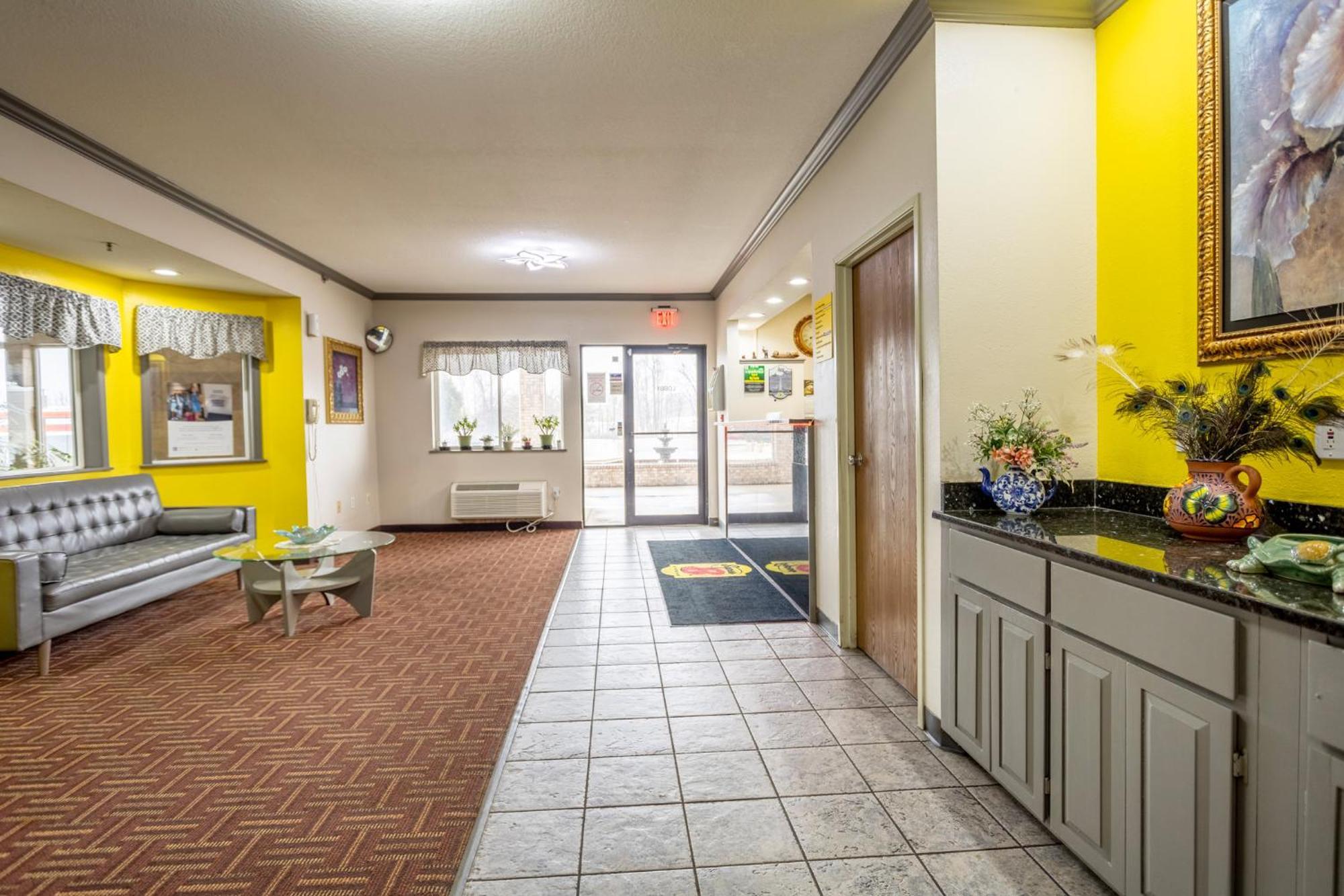 Super 8 By Wyndham Big Rapids Motel Екстериор снимка