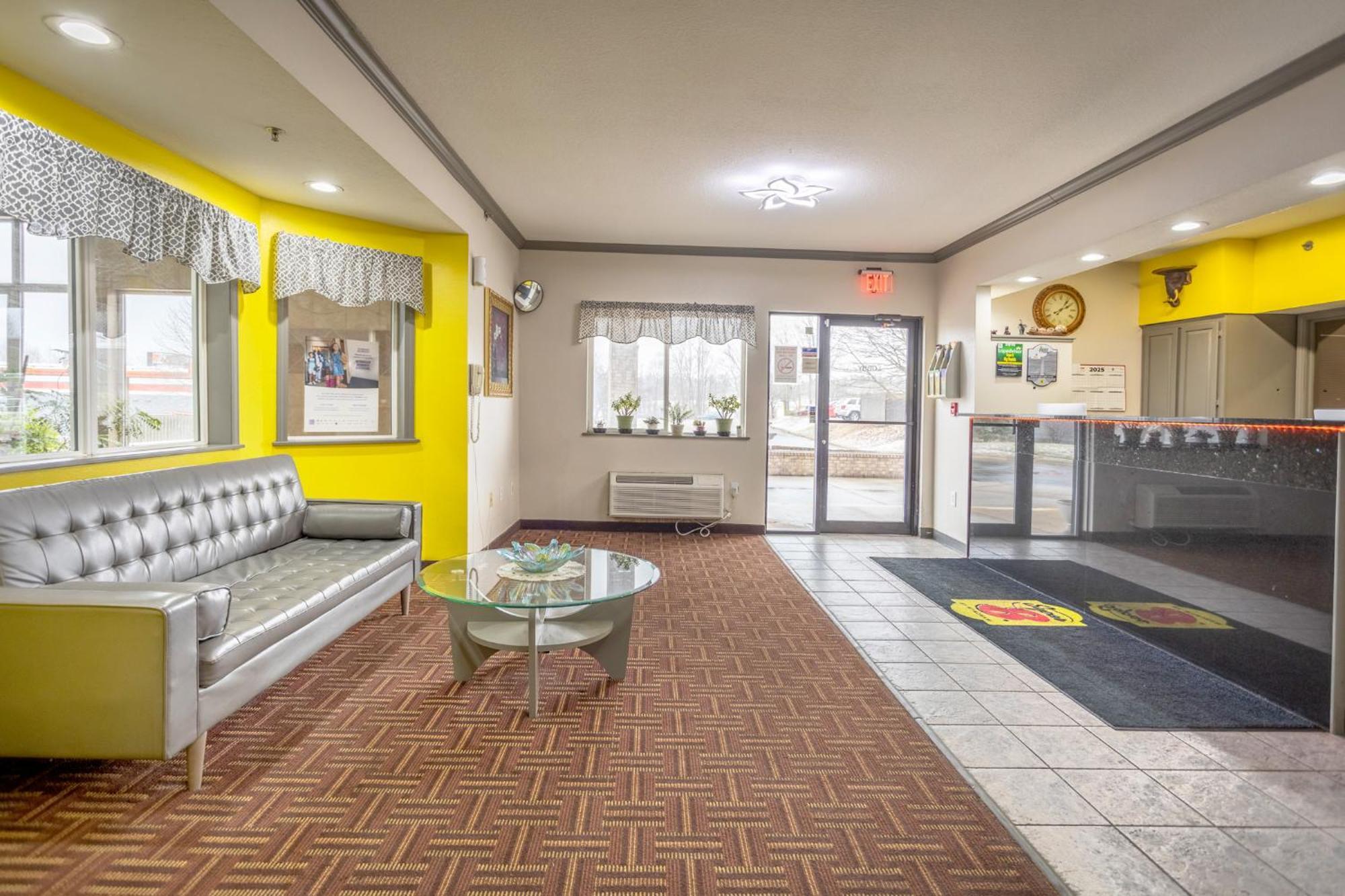 Super 8 By Wyndham Big Rapids Motel Екстериор снимка
