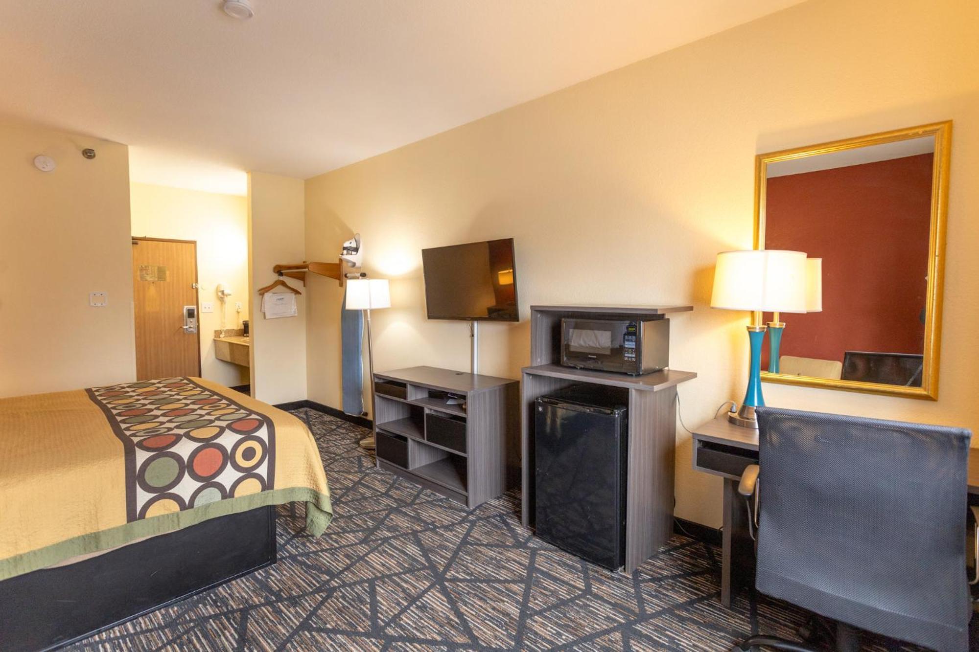 Super 8 By Wyndham Big Rapids Motel Екстериор снимка