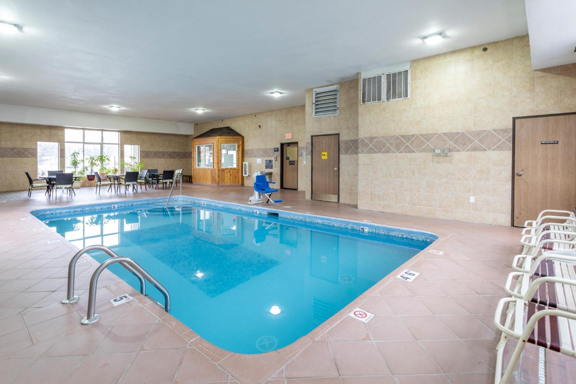 Super 8 By Wyndham Big Rapids Motel Екстериор снимка