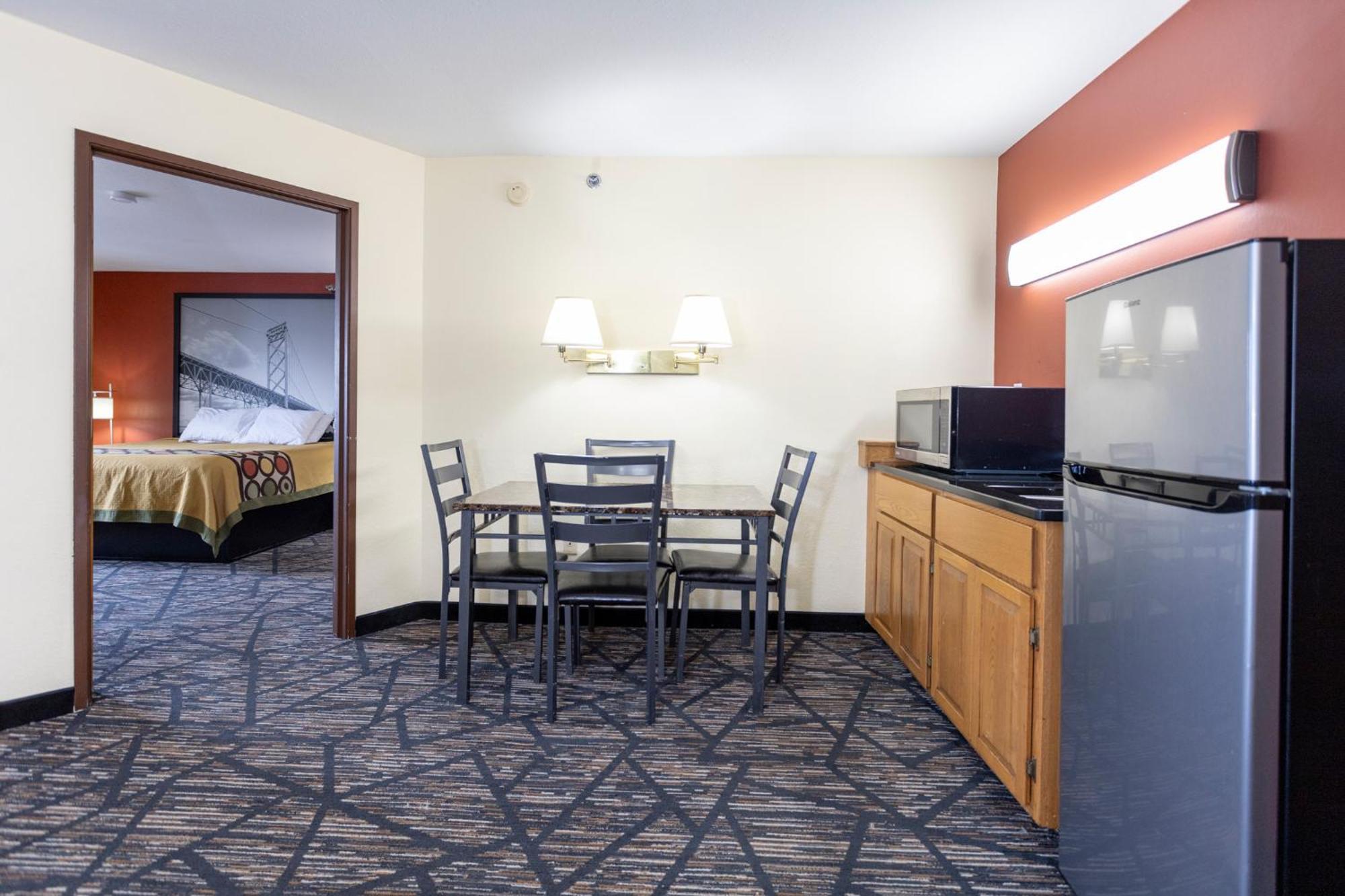 Super 8 By Wyndham Big Rapids Motel Екстериор снимка