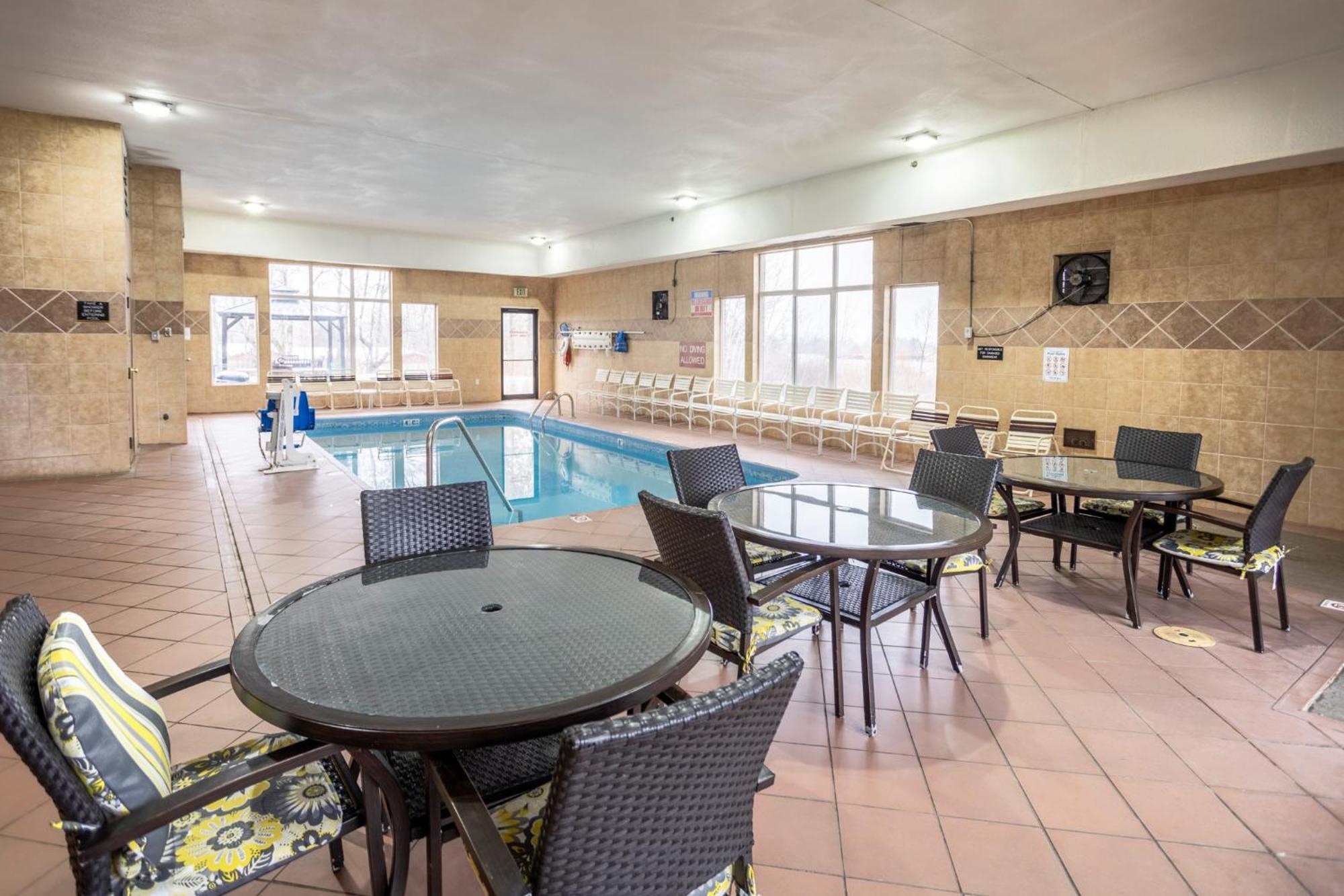 Super 8 By Wyndham Big Rapids Motel Екстериор снимка