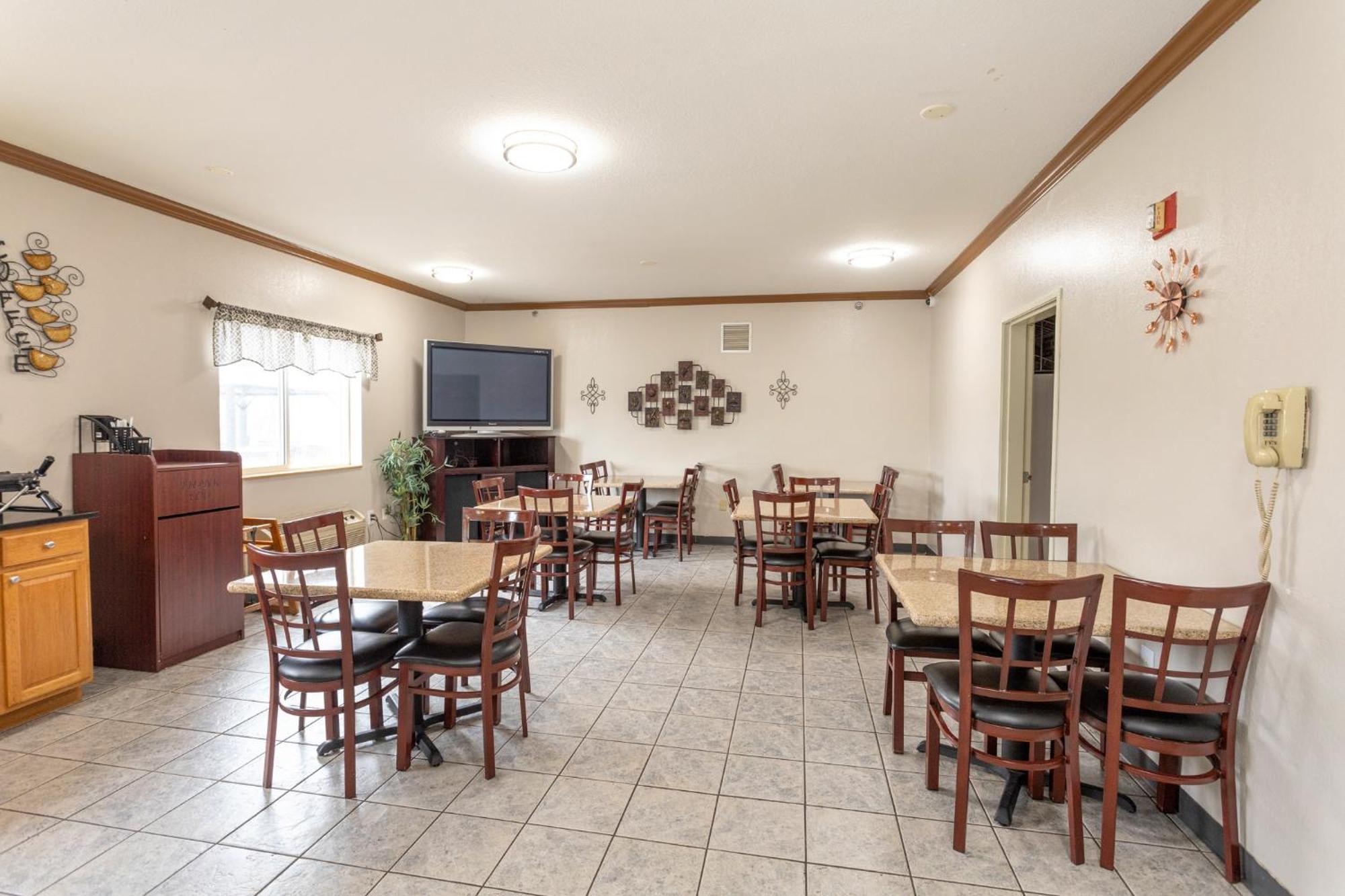 Super 8 By Wyndham Big Rapids Motel Екстериор снимка