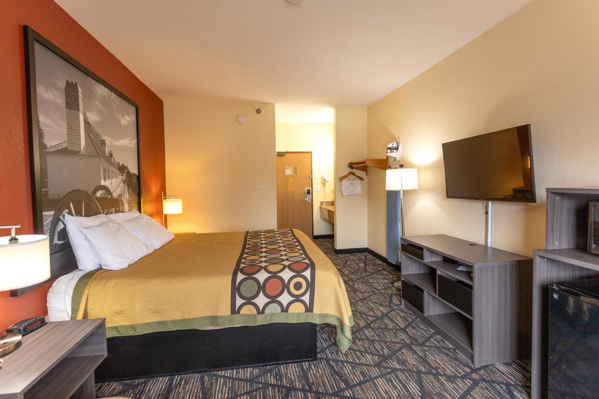 Super 8 By Wyndham Big Rapids Motel Екстериор снимка