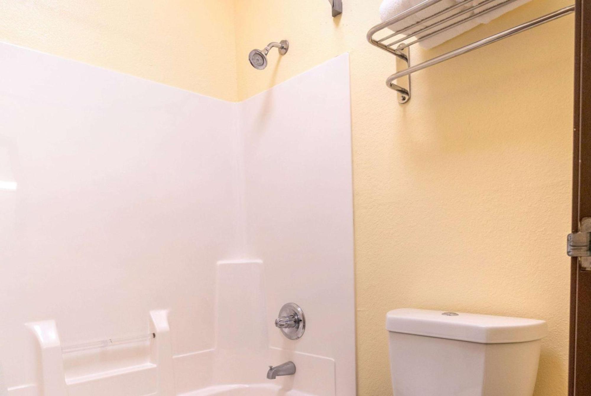 Super 8 By Wyndham Big Rapids Motel Екстериор снимка