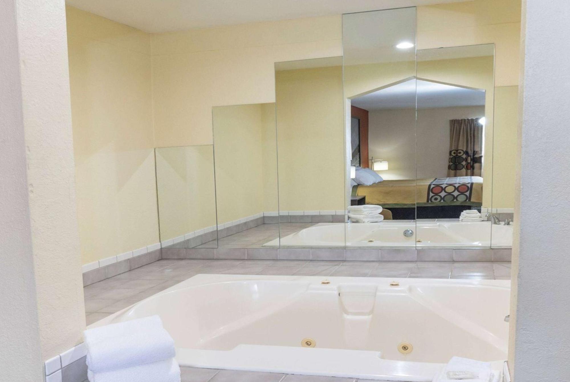 Super 8 By Wyndham Big Rapids Motel Екстериор снимка