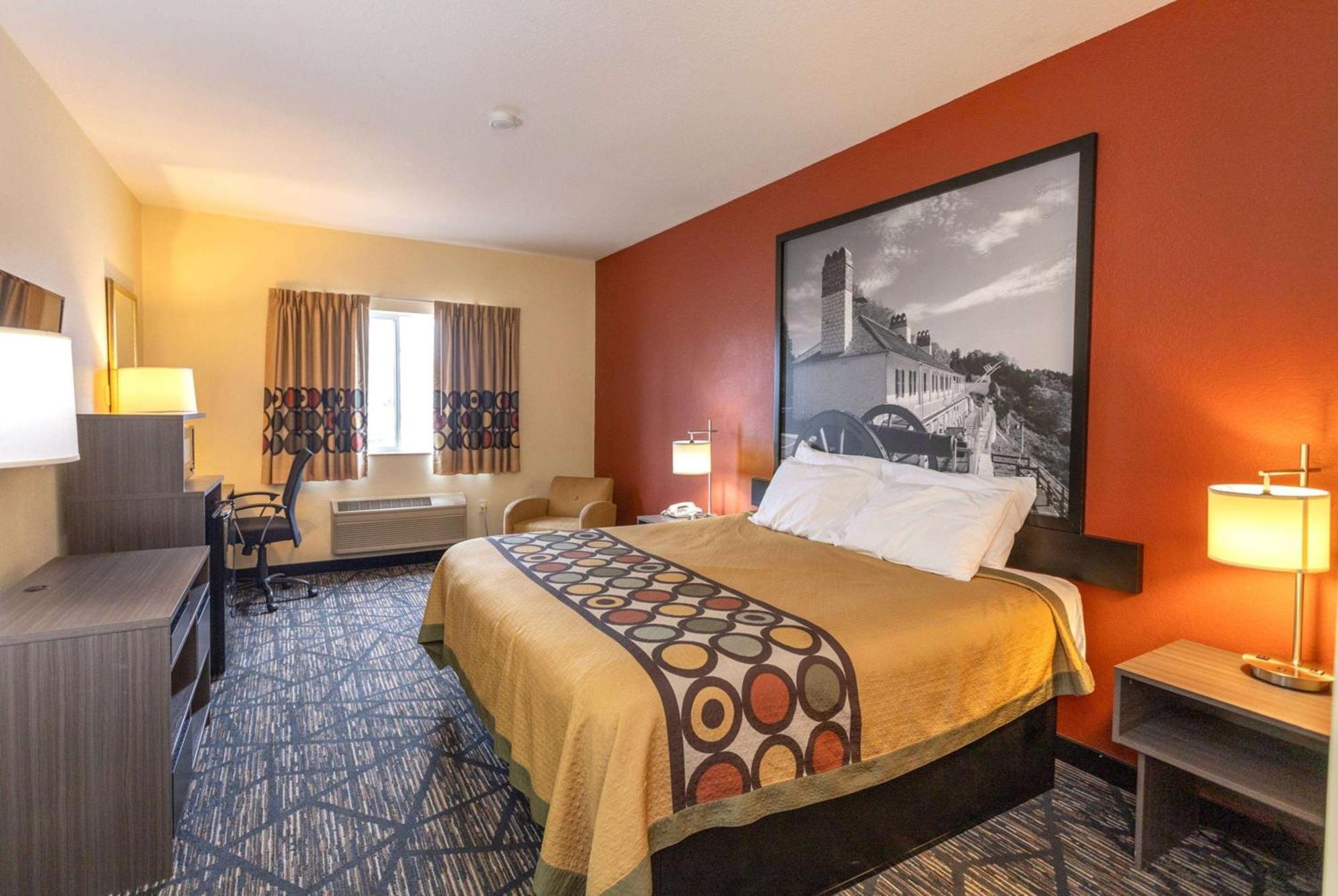 Super 8 By Wyndham Big Rapids Motel Екстериор снимка