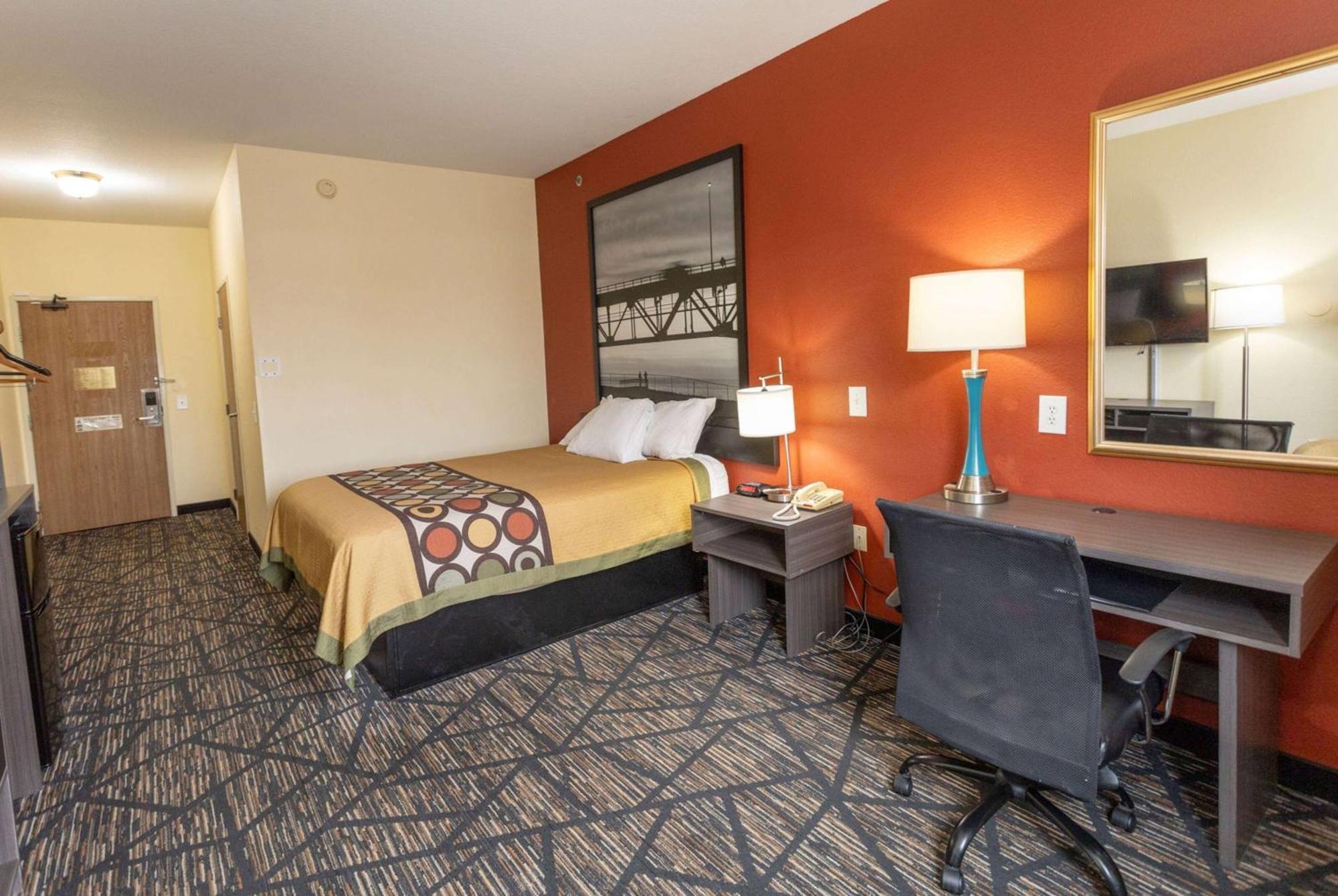 Super 8 By Wyndham Big Rapids Motel Екстериор снимка