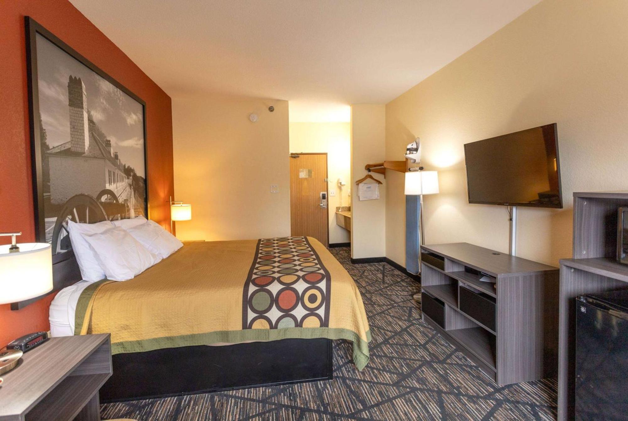 Super 8 By Wyndham Big Rapids Motel Екстериор снимка