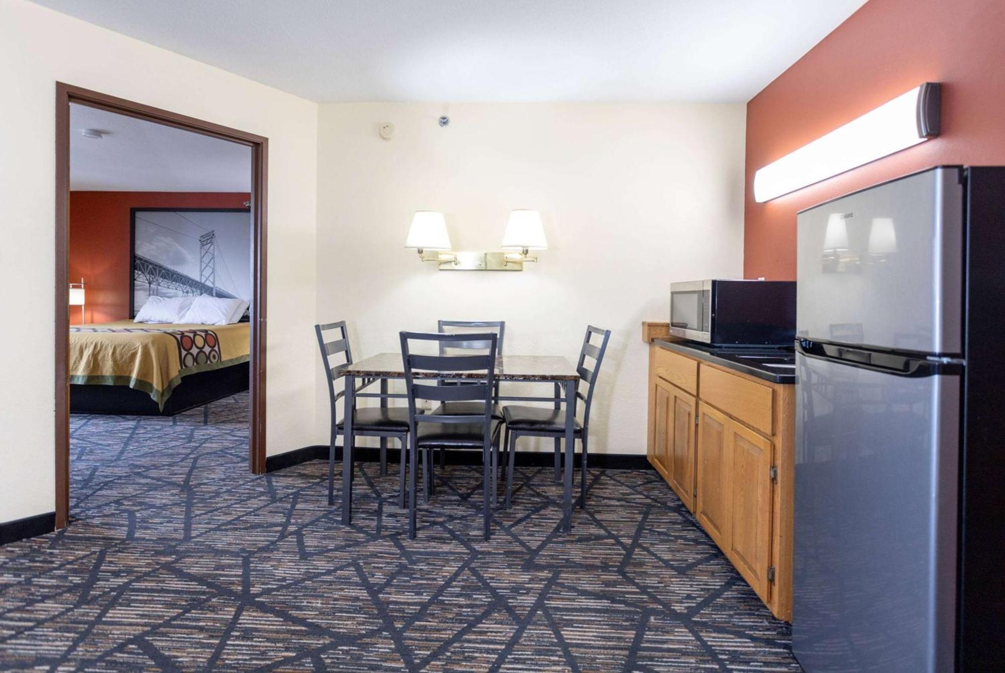 Super 8 By Wyndham Big Rapids Motel Екстериор снимка