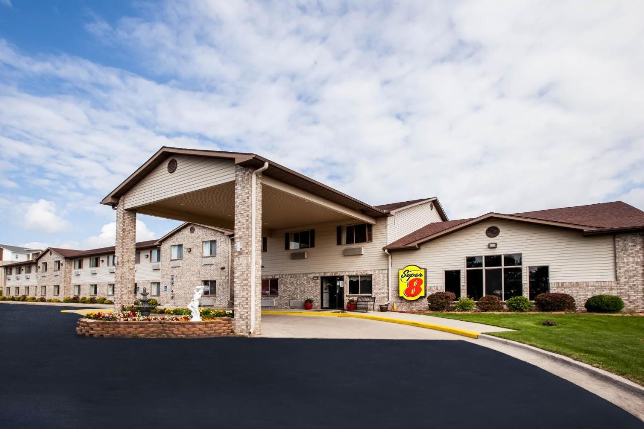 Super 8 By Wyndham Big Rapids Motel Екстериор снимка
